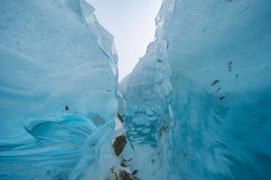 Nehirdeki mavi buz. Donmuş nehir. Yüksek kalite fotoğraf