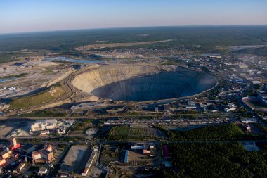 Kimberlite Pipo Mir. Yerli elmas yatakları. Sarmalın 8 kilometre altına iniyoruz. Çapı 1200 metre derinliği 525 metre. Yakutia, Kuzey Rusya. Yüksek kalite fotoğraf