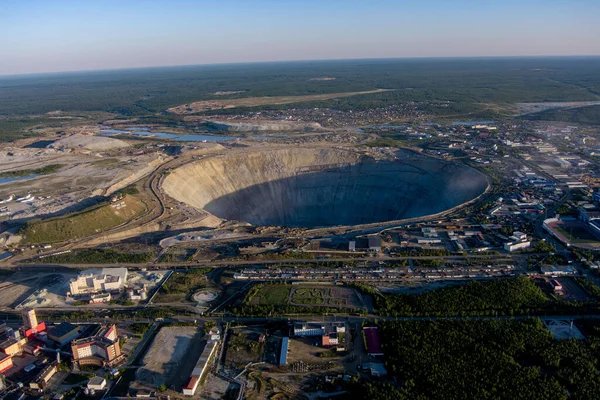 Kimberlite Pipo Mir. Yerli elmas yatakları. Sarmalın 8 kilometre altına iniyoruz. Çapı 1200 metre derinliği 525 metre. Yakutia, Kuzey Rusya. Yüksek kalite fotoğraf