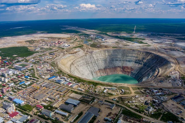 Kimberlite Pipo Mir. Yerli elmas yatakları. Sarmalın 8 kilometre altına iniyoruz. Çapı 1200 metre derinliği 525 metre. Yakutia, Kuzey Rusya. Yüksek kalite fotoğraf