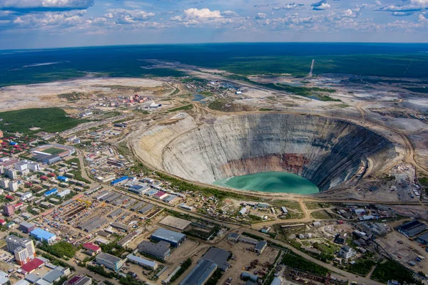 キンバリー パイプ ミール 先住民のダイヤモンド鉱床 スパイラル8キロの底への道で 直径1200メートル525メートルの深さ ユキアロシア北部 高品質の写真 ロイヤリティフリーのストック写真