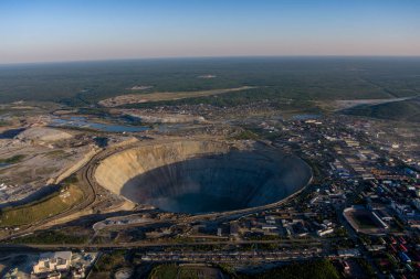 Kimberlite Pipo Mir. Yerli elmas yatakları. Sarmalın 8 kilometre altına iniyoruz. Çapı 1200 metre derinliği 525 metre. Yakutia, Kuzey Rusya. Yüksek kalite fotoğraf