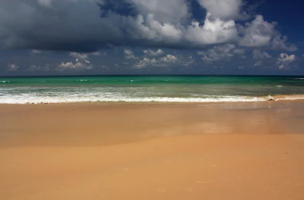在热带、 异国情调、 沙质海滩上的海浪 — 图库照片