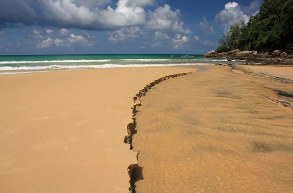 Golven op het tropische, exotische, zanderige strand — Stockfoto