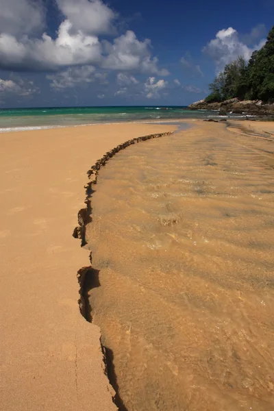 Onde sulla spiaggia tropicale, esotica e sabbiosa — Foto Stock