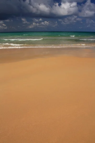 Vågor på den tropiska, exotiska sandstranden — Stockfoto