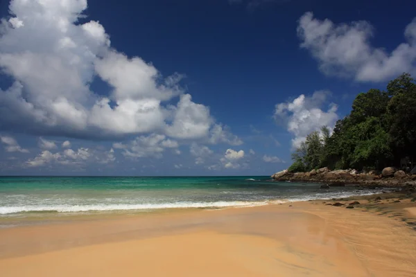 Vågor på den tropiska, exotiska sandstranden — Stockfoto
