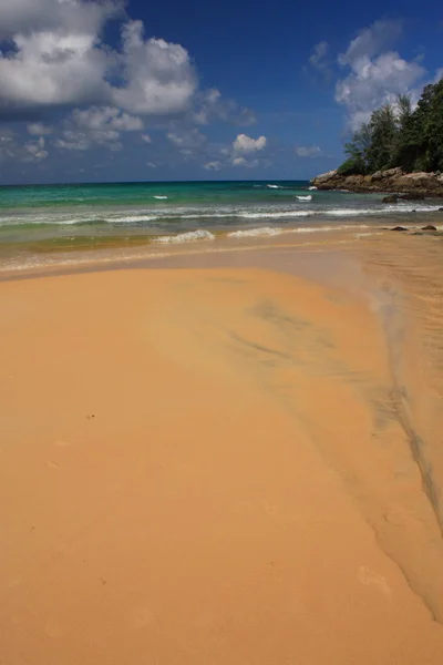 Golven op het tropische, exotische, zanderige strand — Stockfoto