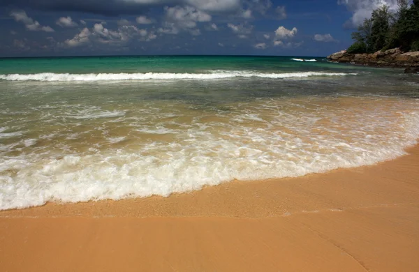 Waves on the tropical, exotic, sandy beach — Stock Photo, Image