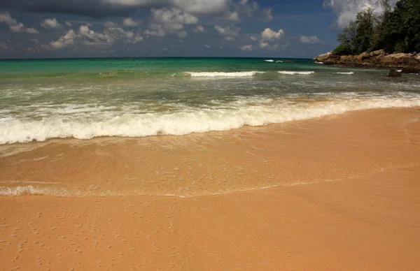 Vagues sur la plage tropicale, exotique et sablonneuse — Photo