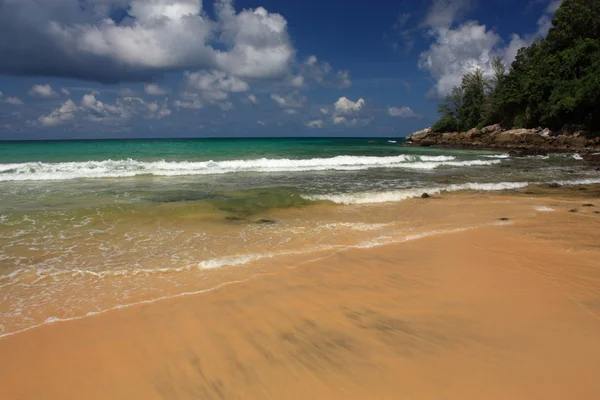 Vagues sur la plage tropicale, exotique et sablonneuse — Photo