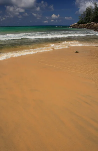 Golven op het tropische, exotische, zanderige strand — Stockfoto