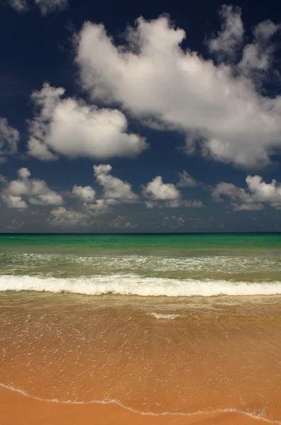 Vågor på den tropiska, exotiska sandstranden — Stockfoto