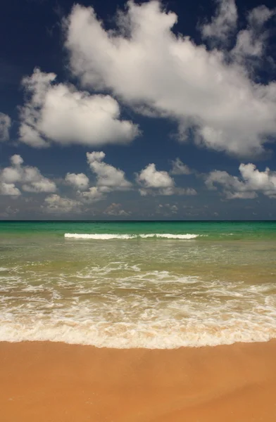 Vlny na tropických, exotických, písečná pláž — Stock fotografie