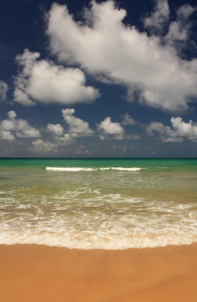 Onde sulla spiaggia tropicale, esotica e sabbiosa — Foto Stock