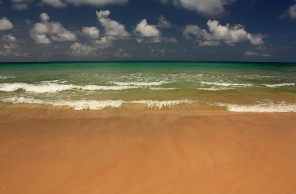 Onde sulla spiaggia tropicale, esotica e sabbiosa — Foto Stock