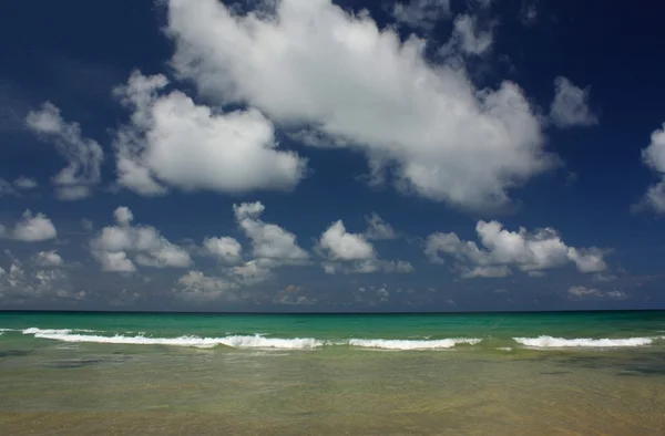 Onde sulla spiaggia tropicale, esotica e sabbiosa — Foto Stock