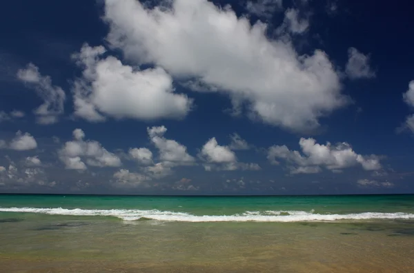 Onde sulla spiaggia tropicale, esotica e sabbiosa — Foto Stock