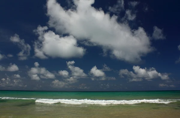 Golven op het tropische, exotische, zanderige strand — Stockfoto