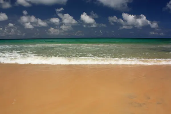 Vagues sur la plage tropicale, exotique et sablonneuse — Photo