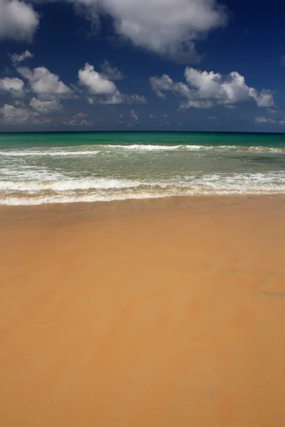 Onde sulla spiaggia tropicale, esotica e sabbiosa — Foto Stock