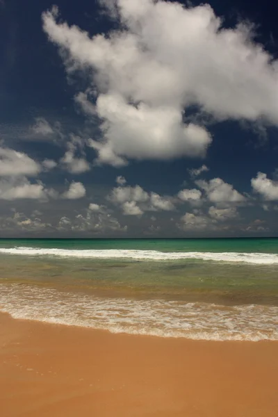 Onde sulla spiaggia tropicale, esotica e sabbiosa — Foto Stock