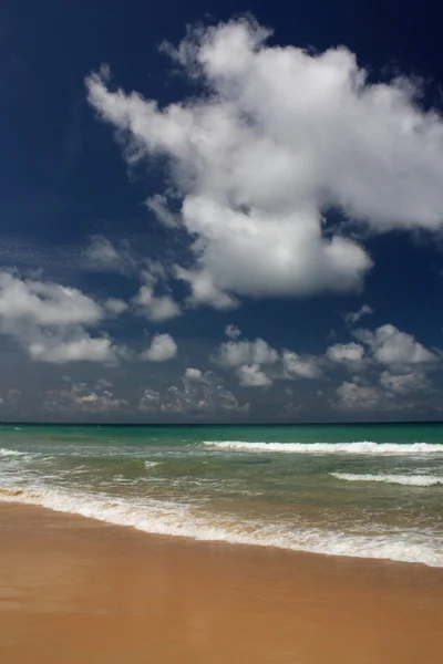 Onde sulla spiaggia tropicale, esotica e sabbiosa — Foto Stock