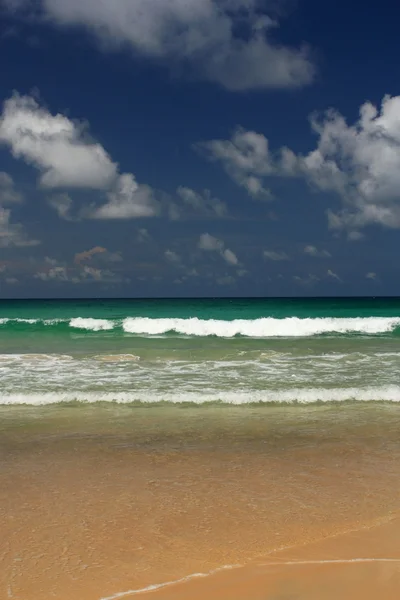 Golven op het tropische, exotische, zanderige strand — Stockfoto