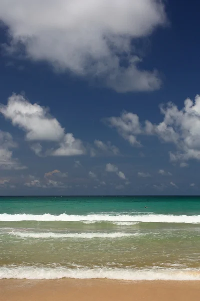 Vagues sur la plage tropicale, exotique et sablonneuse — Photo