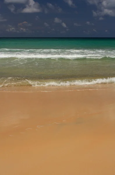 Golven op het tropische, exotische, zanderige strand — Stockfoto
