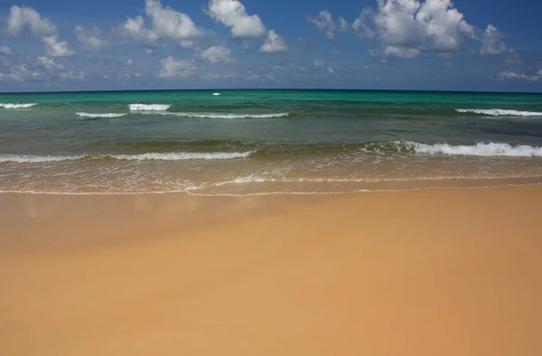 Golven op het tropische, exotische, zanderige strand — Stockfoto