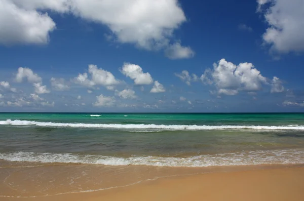 Onde sulla spiaggia tropicale, esotica e sabbiosa — Foto Stock