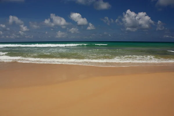 Vagues sur la plage tropicale, exotique et sablonneuse — Photo