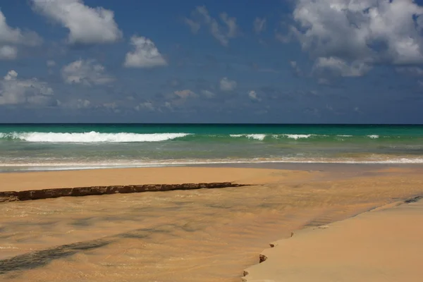 Wellen am tropischen, exotischen Sandstrand — Stockfoto