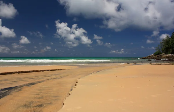 Vågor på den tropiska, exotiska sandstranden — Stockfoto