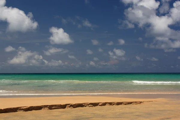 Onde sulla spiaggia tropicale, esotica e sabbiosa — Foto Stock