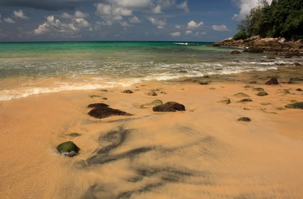 Pierres sur plage exotique, tropicale, sablonneuse — Photo