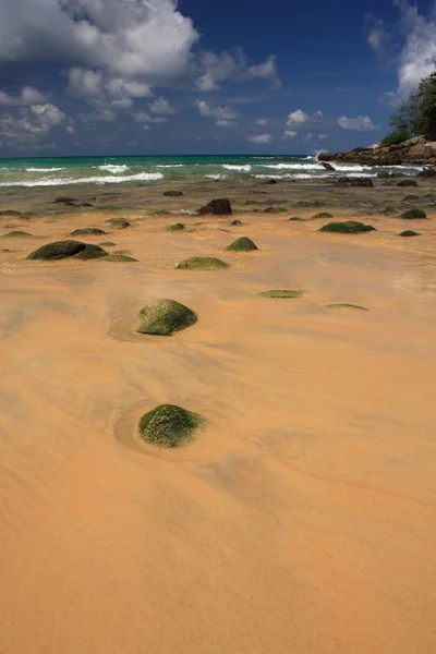 Pierres sur plage exotique, tropicale, sablonneuse — Photo