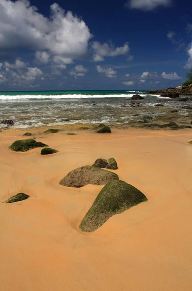 Pedras em exótico, tropical, praia de areia — Fotografia de Stock