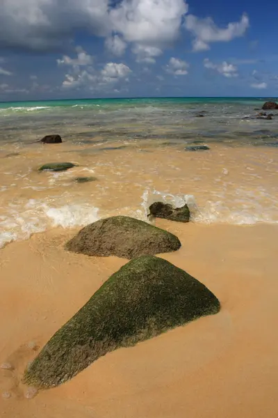 Pierres sur plage exotique, tropicale, sablonneuse — Photo