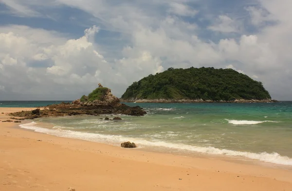 Tropische und exotische Insel nahe Phuket. — Stockfoto