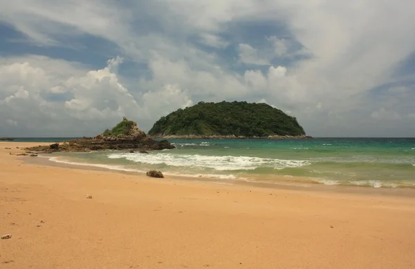 Tropische und exotische Insel nahe Phuket. — Stockfoto