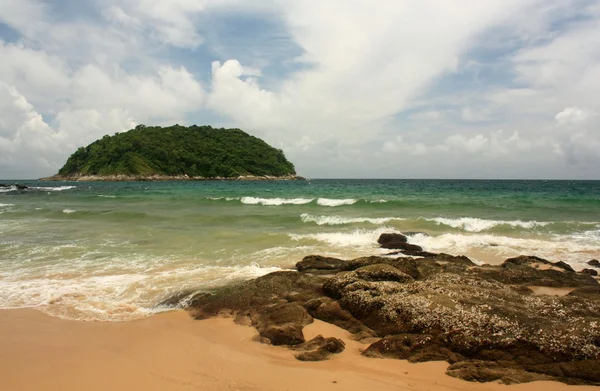 Exotische en tropische eiland in de buurt van phuket. — Stockfoto