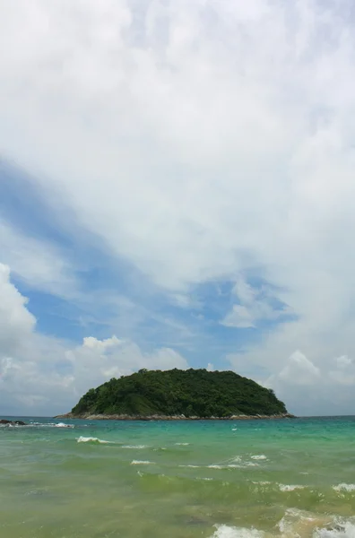 Tropische und exotische Insel nahe Phuket. — Stockfoto