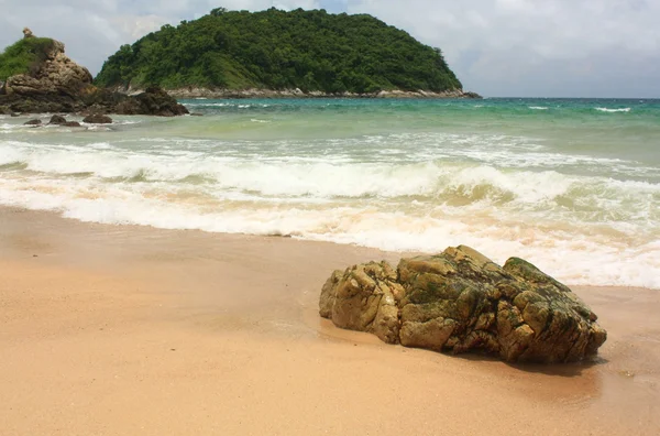 Exotische en tropische eiland in de buurt van phuket. — Stockfoto