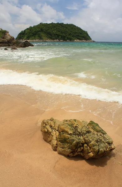 Tropische und exotische Insel nahe Phuket. — Stockfoto