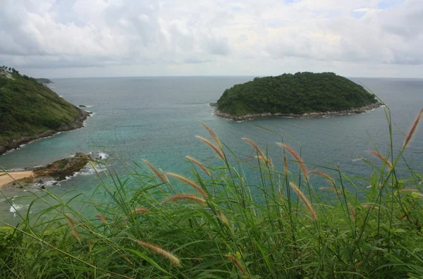 Exotische en tropische eiland in de buurt van phuket. — Stockfoto