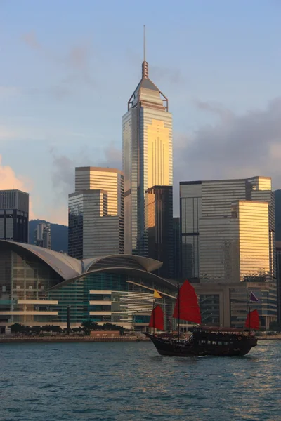 Tradicional chinês Junkboat em Hong Kong — Fotografia de Stock