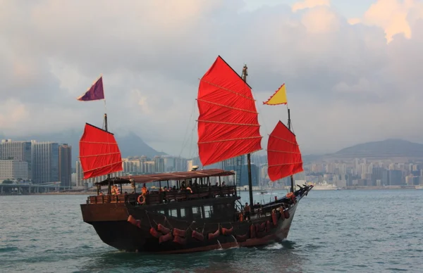 Junkboat chinois traditionnel à Hong Kong — Photo