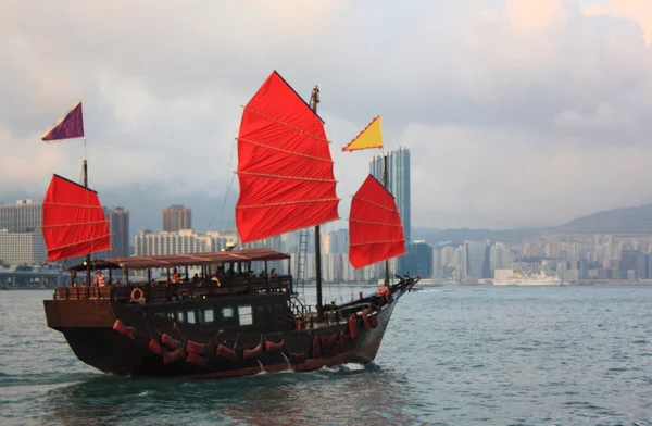 Tradicional chinês Junkboat em Hong Kong — Fotografia de Stock